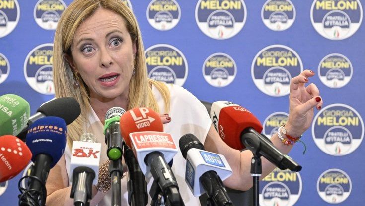Meloni, l’imperatrice dei sondaggi prigioniera del suo passato