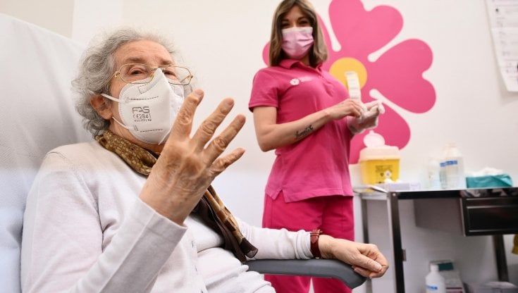 Omicron, le quarte dosi per gli over 60 non decollano: lontano l'obiettivo dei 100 mila vaccini al giorno