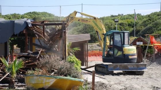 Ostia, abbattuto un altro chiosco abusivo a Castelporziano