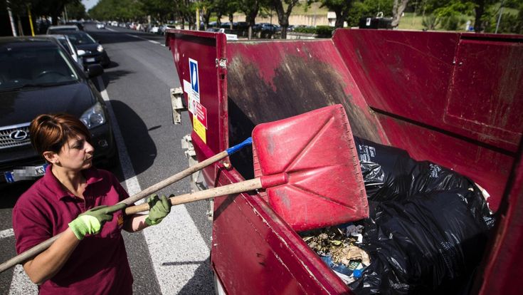 Premi a chi va al lavoro: a Roma i netturbini pagati per non ammalarsi