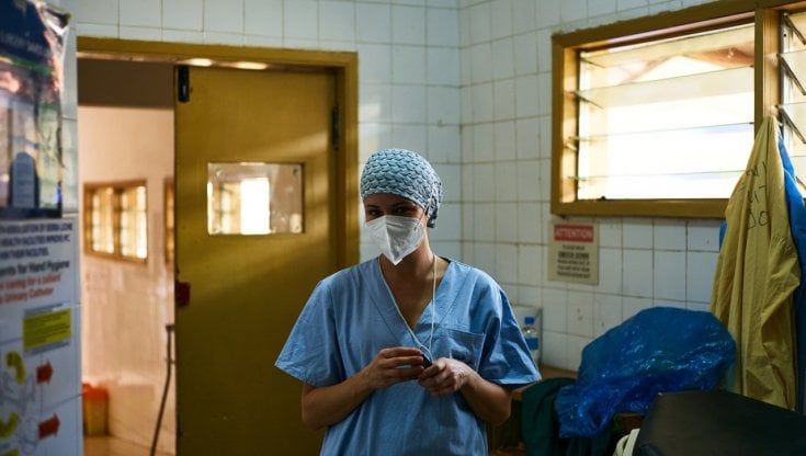 Dal Maggiore di Parma alla Sierra Leone: anestesista in missione umanitaria dopo scoppio di una cisterna