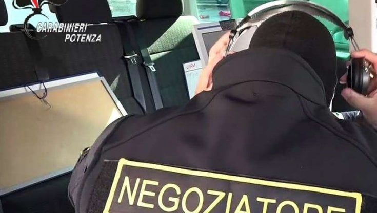 Potenza, si barrica in casa con coltello da cucina e minaccia di farsi del male
