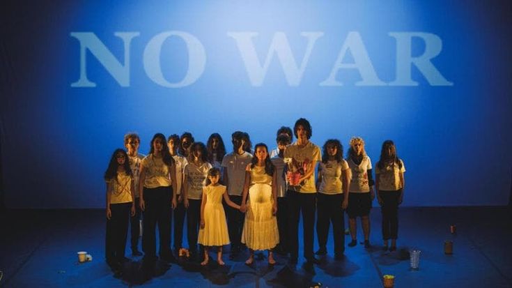 Bari, il flashmob di Oltrepalco per dire "No alla guerra”: un fiore strappato che ritorna a sperare