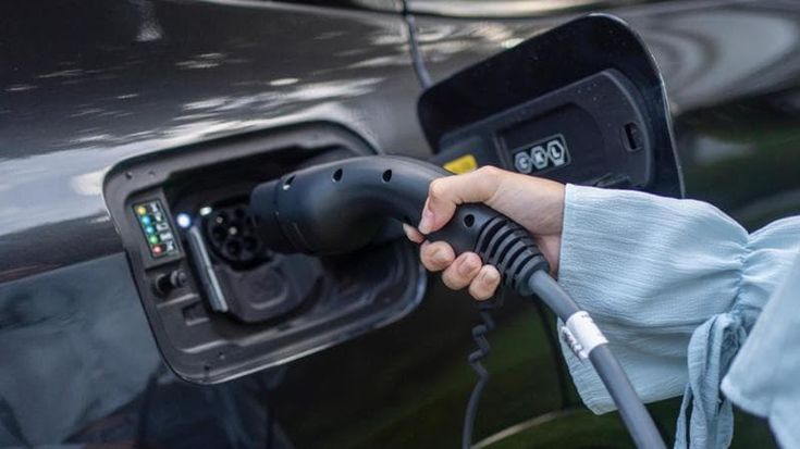 Auto elettriche in Italia: l’offerta cresce, la domanda no