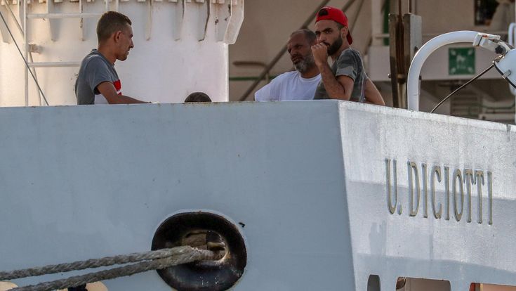 Il braccio di ferro sui migranti della Diciotti: a chi spetta decidere 