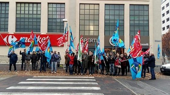 In Piemonte Carrefour licenzia e chiude due ipermercati, a casa più di 200 lavoratori 