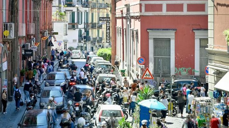 Parcheggio selvaggio a Montesanto, ambulanze intrappolate dalle auto. I residenti: “Smog e caos: intervenite”