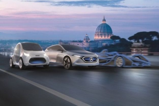 Mercedes EQ accende di blu Piazza di Spagna  