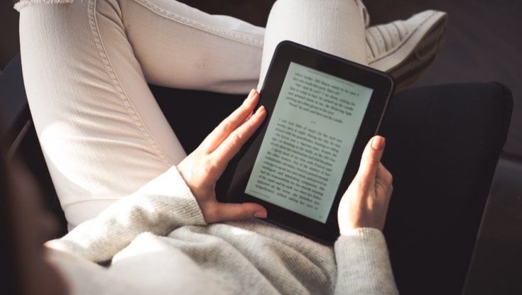 Anche la lettura diventa sostenibile: tra i giovani boom per e-reader e tablet