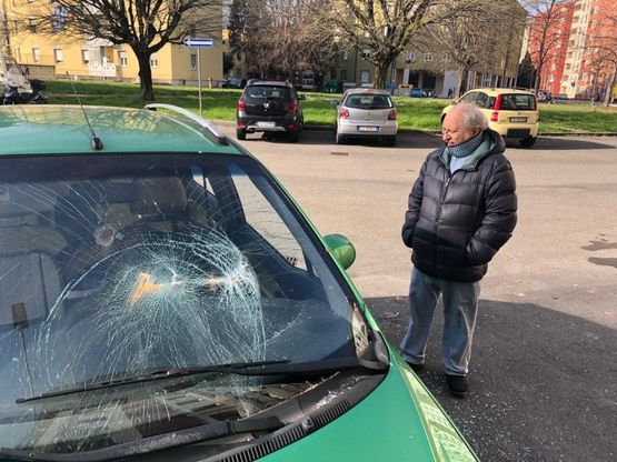 Bologna, tensione al Pilastro: danneggiata l'auto al marito della signora che ha guidato Salvini nel blitz
