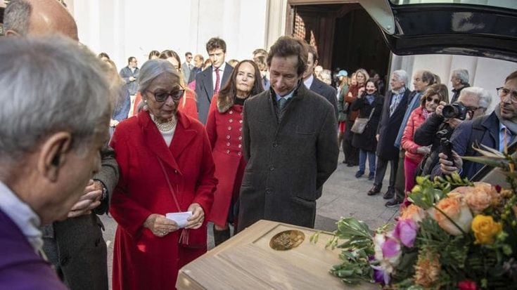 Cornamuse e abiti sgargianti, l’ultimo saluto a Giorgio Forattini: “Voleva fosse un giorno colorato”