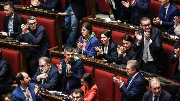 Meno donne in Parlamento, le trappole nell’emendamento della destra sulle preferenze
