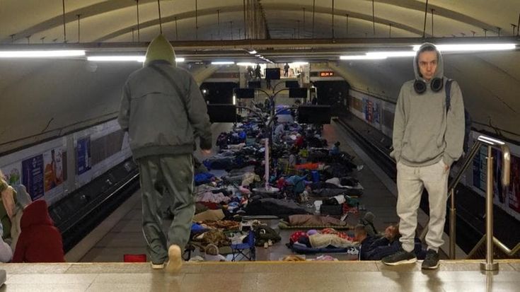Ucraina, metro prese d'assalto per ripararsi dagli attacchi: "L'Europa si prepari, toccherà a loro"