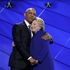 Philadelphia, l'abbraccio fra Hillary Clinton e  Barack Obama: il fotoritocco è virale