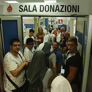 Terremoto, in fila tra i donatori di sangue. Genitori e figli insieme: "Poteva capitare anche a noi"