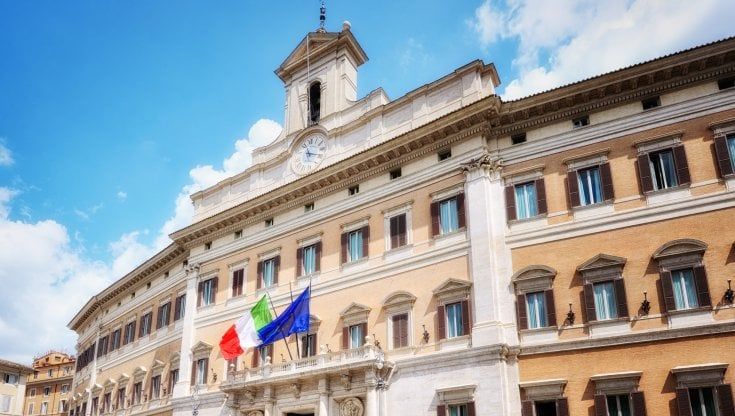 Il sondaggio: testa a testa Pd-FdI, in calo Lega e M5S