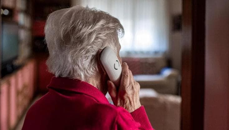 Lecce, finte telefonate dalla Polizia locale per ritirare i pacchi: “Truffa per svaligiare le case”