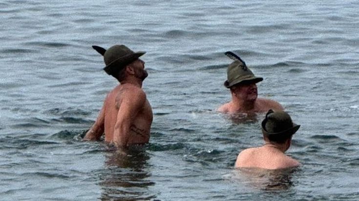 Boccadasse, il tuffo degli Alpini, ma con il cappello