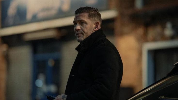 MobLand, Tom Hardy licenziato: “Arrogante sul set, bloccava le riprese”
