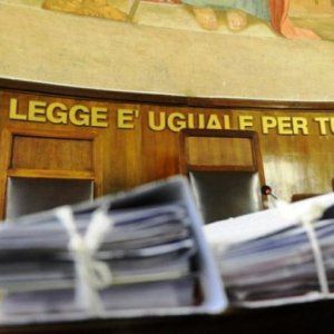 A processo 11 vigili urbani di Caserta e l’ex comandante Francesco Delvino