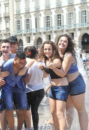 Torino, l'anno scolastico finisce con un bagno nelle fontane