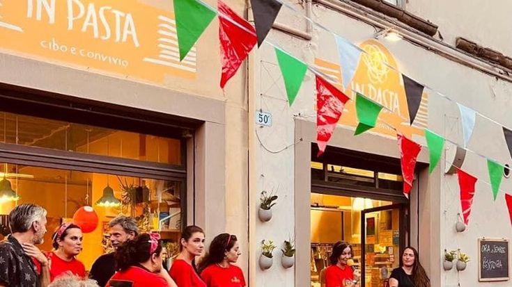 Lucca, ristorante espone la bandiera della Palestina e viene riempito di recensioni negative online