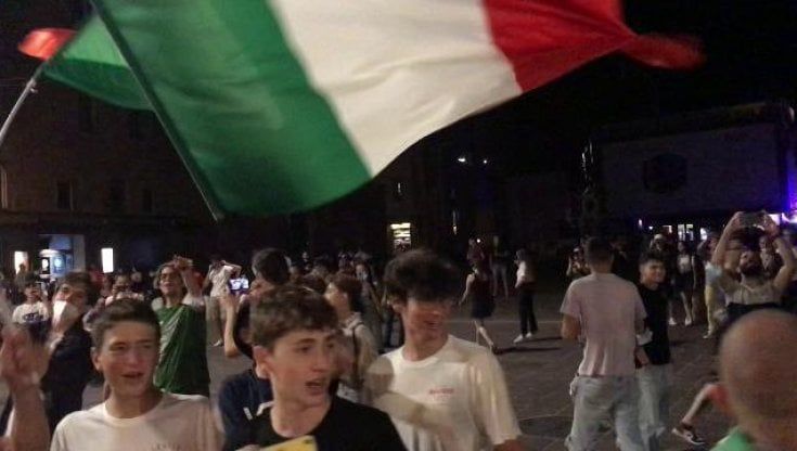 Bologna, festa in piazza Maggiore per la vittoria , il popolo di RepIdee canta l'inno d'Italia