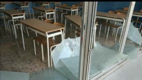 Taranto, i vandali devastano e allagano la scuola: 500 studenti restano a casa