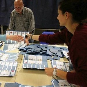 I 5 Stelle avanti, Pd in calo e centristi a galla. Il trend del voto nell’Isola 