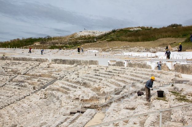 Siracusa: l'allestimento delle rappresentazioni classiche, spettacolo nello spettacolo