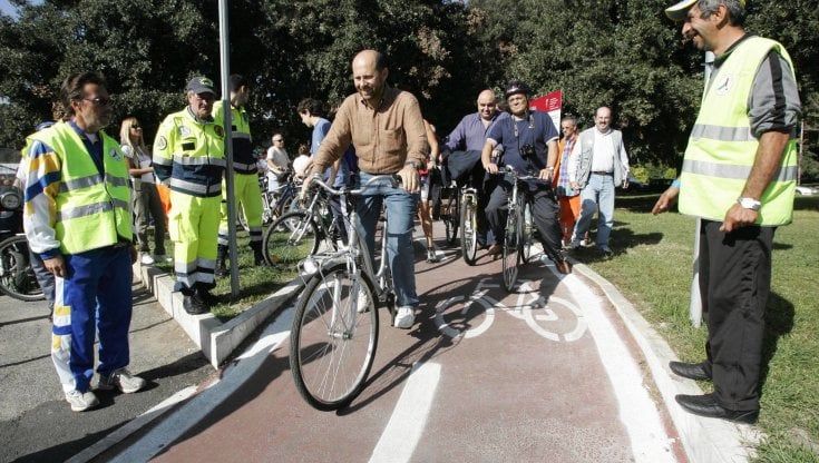 Guerra sul Grab a Villa Ada, la ciclabile spezza il fronte degli ambientalisti: "Sarà la morte civile del parco dei Fori"