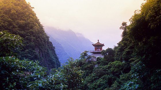 Natura e grattacieli, seta e poliestere. I contrasti di Taiwan