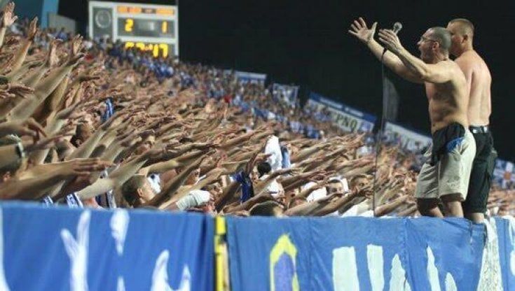 Rissa con i tifosi del Lech che in centinaia in corteo hanno sfilato dal centro allo stadio di Firenze