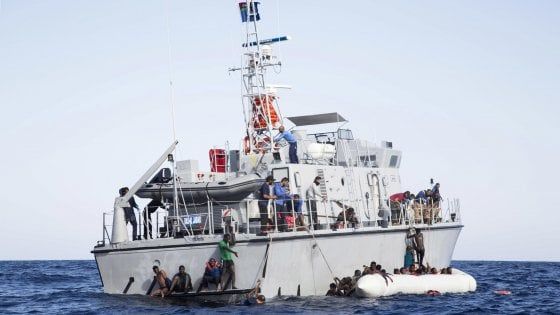 L'allarme lanciato dalla "Mare Ionio" porta al salvataggio nella notte di 120 migranti