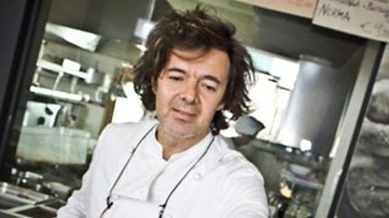 E fino a mezzanotte si mangia (bene) tra i banchi