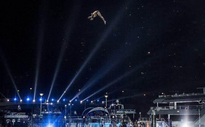 Red Bull Cliff Diving, un tuffo in notturna: le World Series chiudono a Dubai