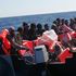 Migranti, Mattarella e il Papa: tratta di esseri umani 