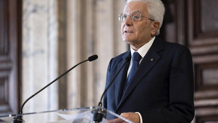 Migranti, il doppio messaggio di Mattarella: "Italia, paese di emigrazione e accogliente"