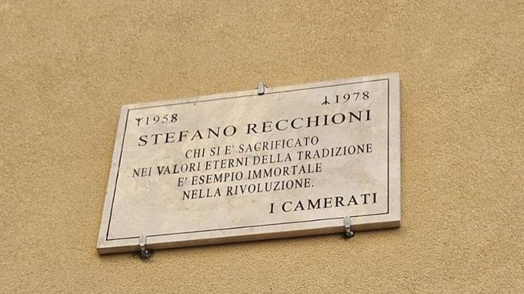 “I camerati” firmano targa abusiva vicino a Acca Larentia. Il Pd: “Rimuoverla subito”
