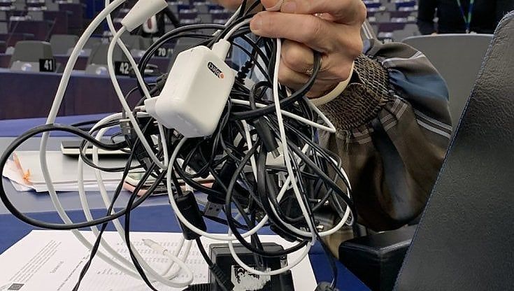 Cellulari e apparecchi elettrici: ecco tutti i rischi che si corrono in bagno e nel resto della casa