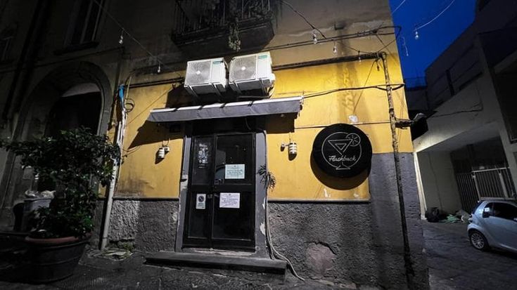 Troppi clienti e niente vie di fuga: la questura chiude locale a Chiaia