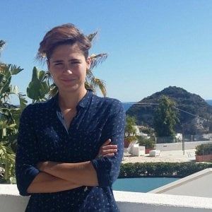 Ischia, bus affollati e in ritardo: l'albergatrice offre passaggi ai turisti