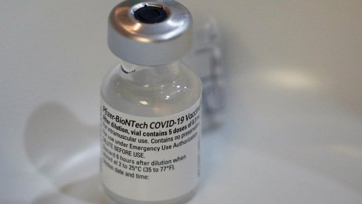 Taglio ai vaccini Pfizer, l'ira di Bonaccini: "Dovrà rispondere alle autorità"