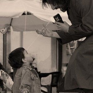 Lecce, appello social dell'artista di strada: dopo 10 anni ritrova il piccolo spettatore in foto