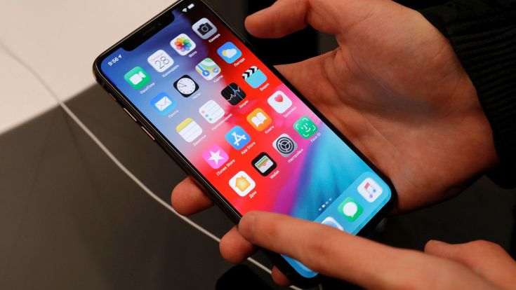 Più smartphone e meno televisori. La corsa degli stranieri alla tecnologia