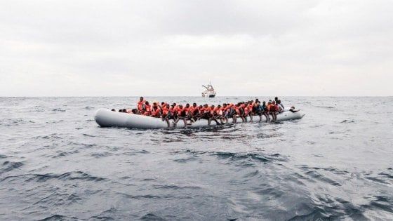 Nuovo naufragio in Libia, si ribalta barcone. L'Unhcr: "Ci sono 63 dispersi" 