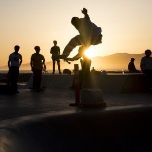 Discesa spericolata con skate e pattini tra le auto a La Spezia  