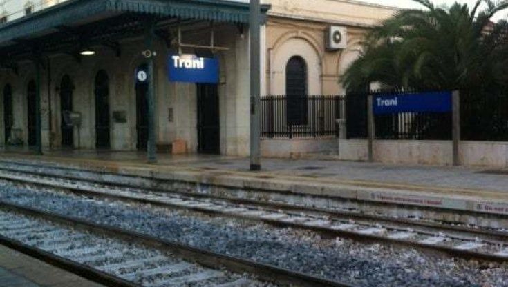 Trani, tragedia sui binari: un passeggero resta incastrato nella porta del treno e viene trascinato per 400 metri