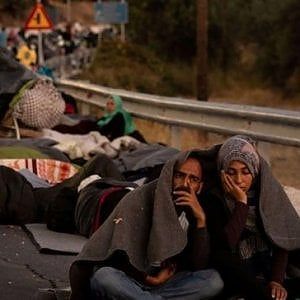 Lesbo, i migranti tolti dalla strada ma poi sistemati in luoghi che somigliano troppo ad un carcere