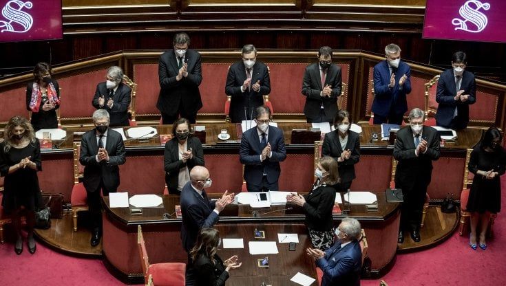 Governo, ok del Senato alla fiducia a Draghi con 262 sì. "Grazie per la stima, andrà validata dai fatti". Nel M5S 15 votano contro